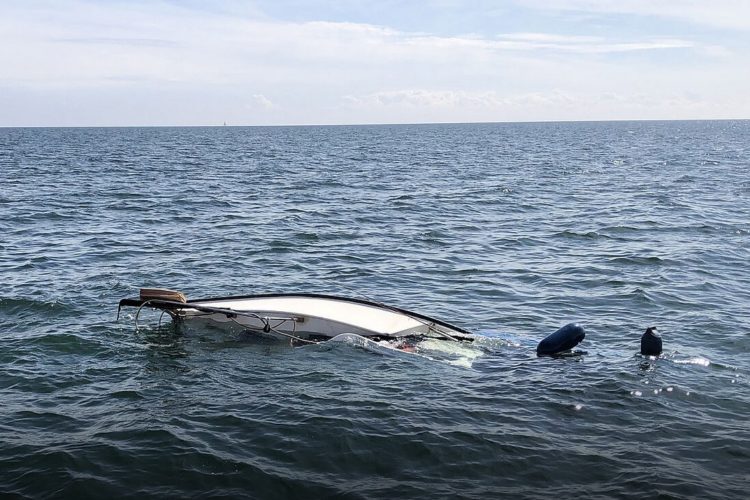 Das Bootswrack des gekenterten Angelboots kurz vor dem Sinken. Andere Angler sowie Seenotretter hatten zuvor die sechs Schiffbrüchigen gerettet. Foto: DGzRS