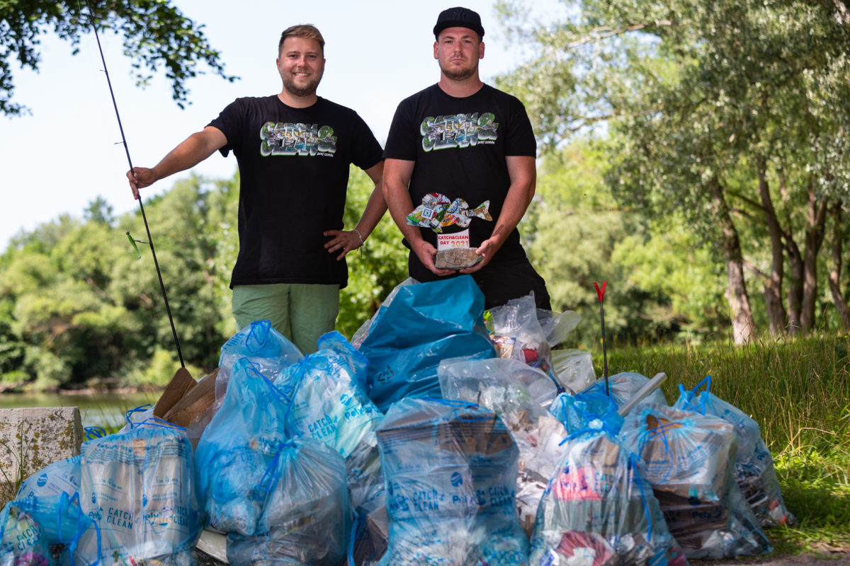 Niclas Benna (li) und Kai Behme aus dem Kreis Gifhorn finden, dass nach dem Angeln nicht nur fette Fische, sondern auch prall gefüllte Müllbeutel einen Instagram Like wert sind. Hier beim CATCH&CLEAN DAY 2021 in Hannover. Foto: F. Möllers / AVN | www.instagram.com/catchandclean