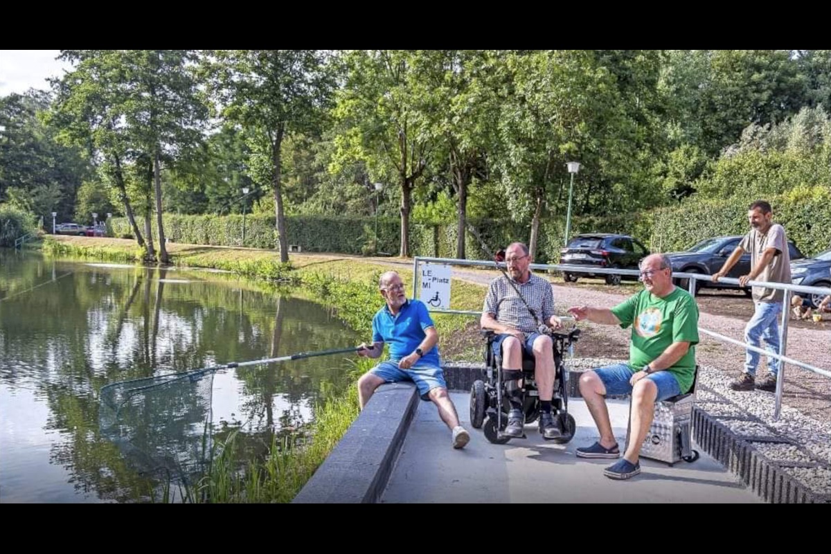 Getestet und für gut befunden: Rollifahrer Rainer Prefi wagte sich im Beisein des Vorsitzenden des Angelsportvereins Fraulautern, Robert Michalik, und Peter Haffner vom Verein Pro-Inklusionsschaukel e.V. gem. Saarlouis als Erster auf den neuen Behinderten-Angelplatz am Fraulauterner Fischweiher. Foto: Rolf Ruppenthal