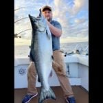 Der Königslachs, den Brian Sollars im Lake Michigan fangen konnte, war 1,12 Meter lang. Foto: Kinns Sport Fishing (via Facebook)