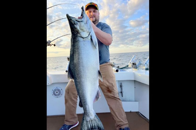 Der Königslachs, den Brian Sollars im Lake Michigan fangen konnte, war 1,12 Meter lang. Foto: Kinns Sport Fishing (via Facebook)