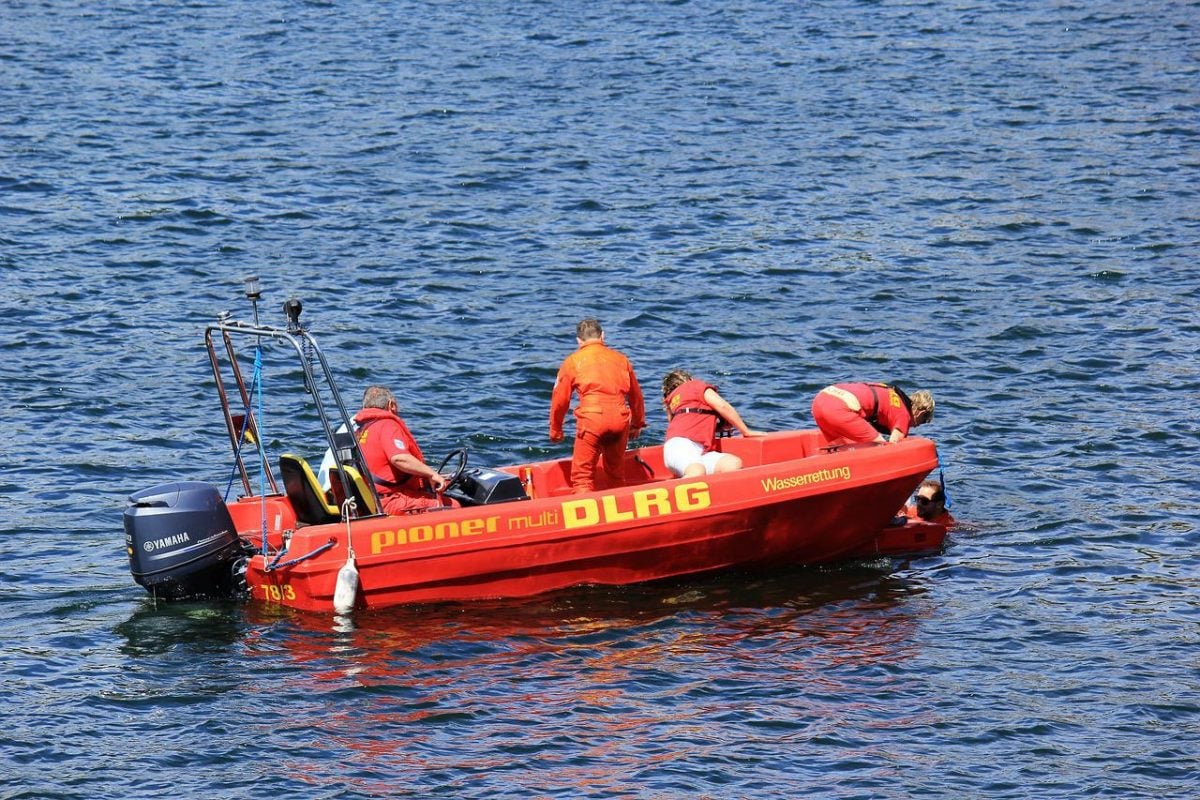 Retter der DLRG im Einsatz auf dem Wasser. (Symbolbild) Foto: Pixabay / Momentmal