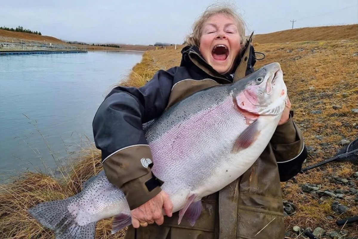 Die Anglerin Rae Bushby aus Neuseeland fing eine Regenbogenforelle, mit der sie womöglich einen neuen Rekord aufgestellt hat. Foto: R. Bushby