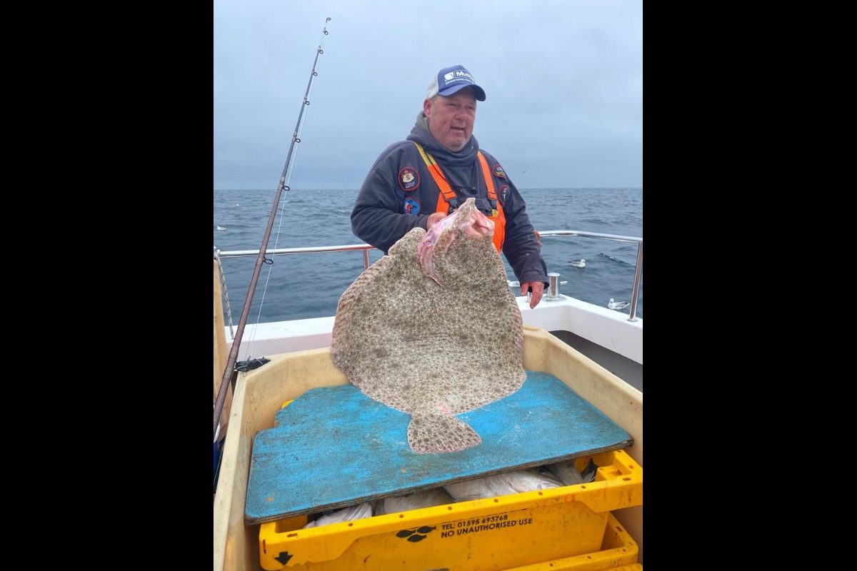 Alan Evans fing vor den Shetlandinseln einen über 16 Kilo schweren Rekord-Steinbutt. Foto: Savage Gear