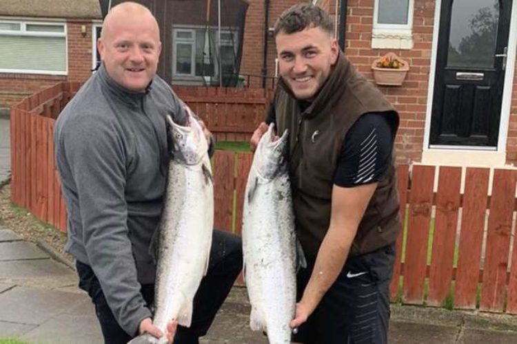 Zwei Fischwilderer aus dem englischen Sunderland zeigten ihre illegal gefangenen Fische in aller Öffentlichkeit. Foto: Environment Agency