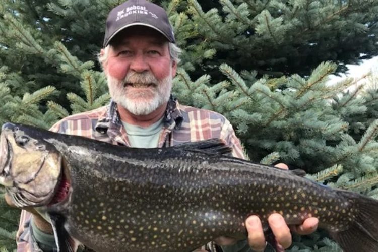 Tim Daniel fing einen kapitalen Bachsaibling, mit dem er einen Rekord brach, der seit 1947 bestand. Foto: Colorado Parks and Wildlife