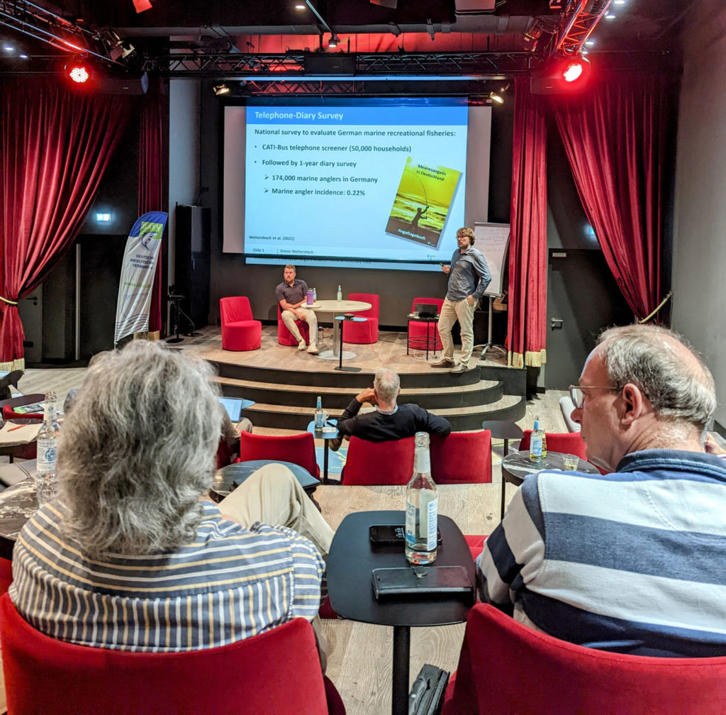 Dr. Simon Weltersbach vom Thünen Institut erläutert neue Forschungsergebnisse für die Freizeitfischerei in der Ostsee. Bild: DAFV, Olaf Lindner