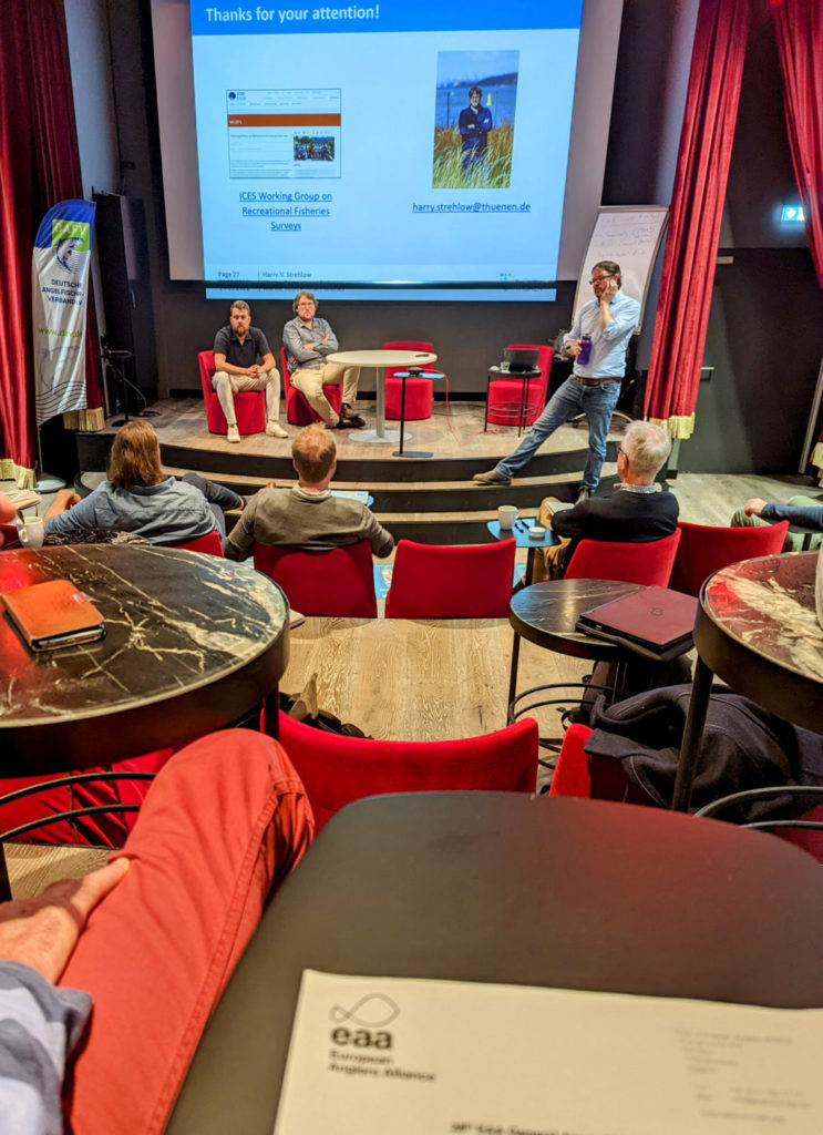 Die Wissenschaftler Kevin Haase, Dr. Simon Weltersbach und Dr. Harry Strehlow vom Thünen Institut in der Diskussion mit Vertretern der europäischen Anglerverbände auf der Hauptversammlung der EAA in Hamburg. Bild: DAFV, Olaf Lindner