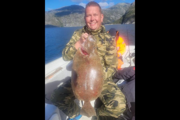 Blinker-Leser André Möller fing am Velfjord in Norwegen einen rekordverdächtigen Flügelbutt. Foto: A. Möller