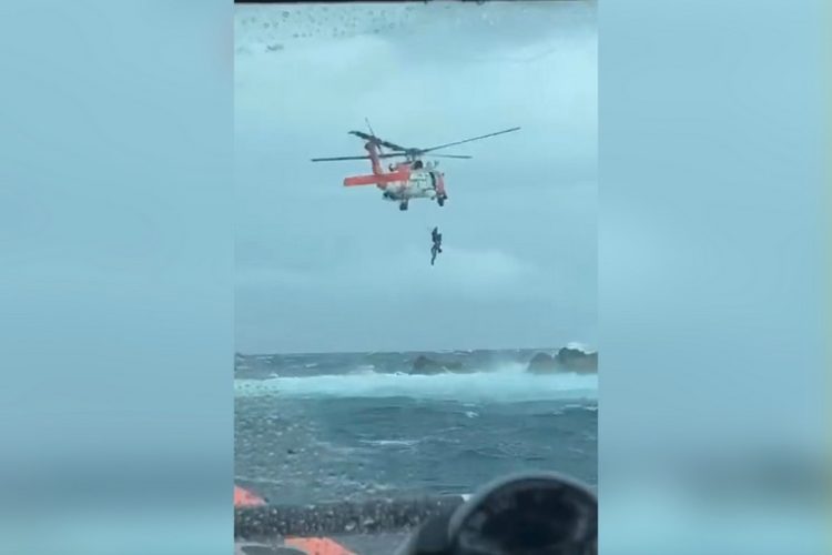 Ein verletzter Angler war auf einem Felsen gestrandet. Nur durch einen Hubschrauber konnte er gerettet werden. Foto: U.S. Coast Guard (via Twitter)