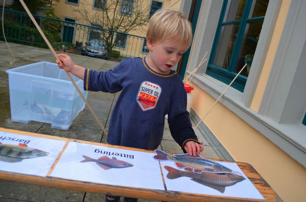 Beim Riesenangelspiel werden kleine Kinder zu großen Fischexperten. Foto: AVN / Eva-Maria Cyrus