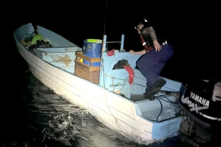 Ein Beamter der US-Küstenwache inspiziert ein „Lancha“ nach illegal gefangenem Fisch. Foto: U.S. Coast Guard