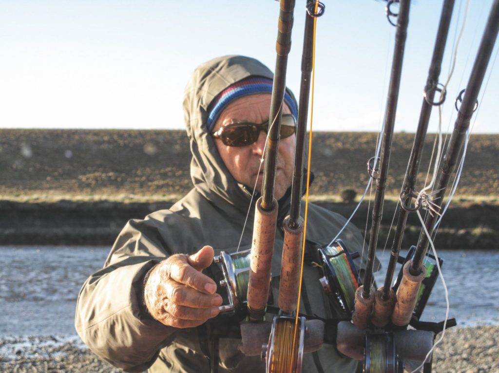 Starker Wind rüttelt an den Ruten – es gibt gemütlichere Ecken auf der Welt als den Süden Argentiniens. Yvon Chouinard mag das. Als einmal ein Koch engagiert wurde, sagte er: „Und beim nächsten Mal? Ein Friseur?“ Foto: FliegenFischen / H. Stenlund