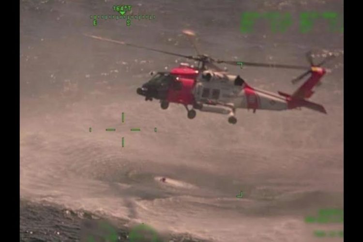 Nach dem Kentern der Angler dauerte es über einen Tag, bis Helikopter der Küstenwache sie fanden. Foto: U.S. Coast Guard