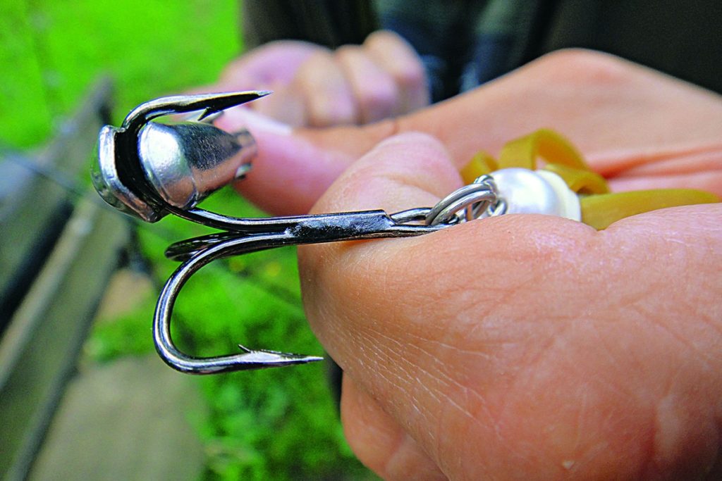 Aufgebogene Angelhaken lassen sich mit einer Zange wieder in Form bringen. Wichtig ist aber, dass die Spitzen noch scharf sind! Foto: F. Schlichting