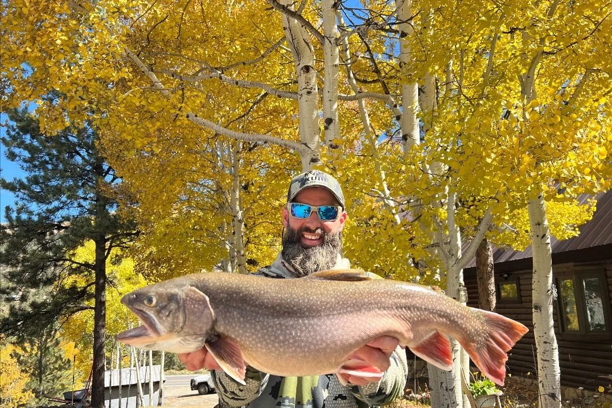 Jason Smiley fing den Bachsaibling in einem entlegenen Bergsee in Colorado. Er wog fast 4 Kilo. Foto: Colorado Parks and Wildlife