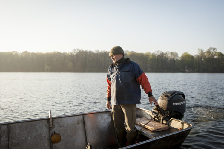 Aalfischer Mario Weber auf der Havel bei Potsdam. Foto: DAFV / F. Büttner