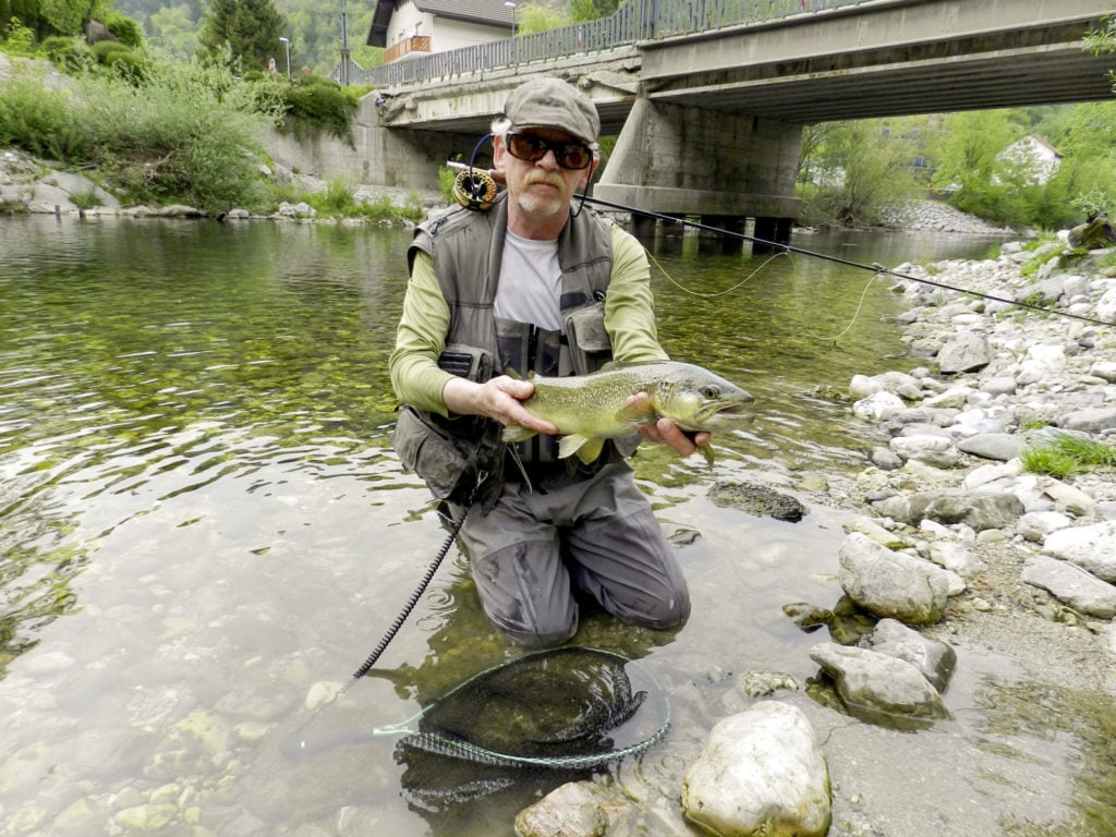 FliegenFischen-Autor Detlef Henkes mit einer Königin unter den Forellen: Beim Fliegenfischen an der Idrijca fing er eine Marmorata von 53 cm. Foto: M. Fünzig