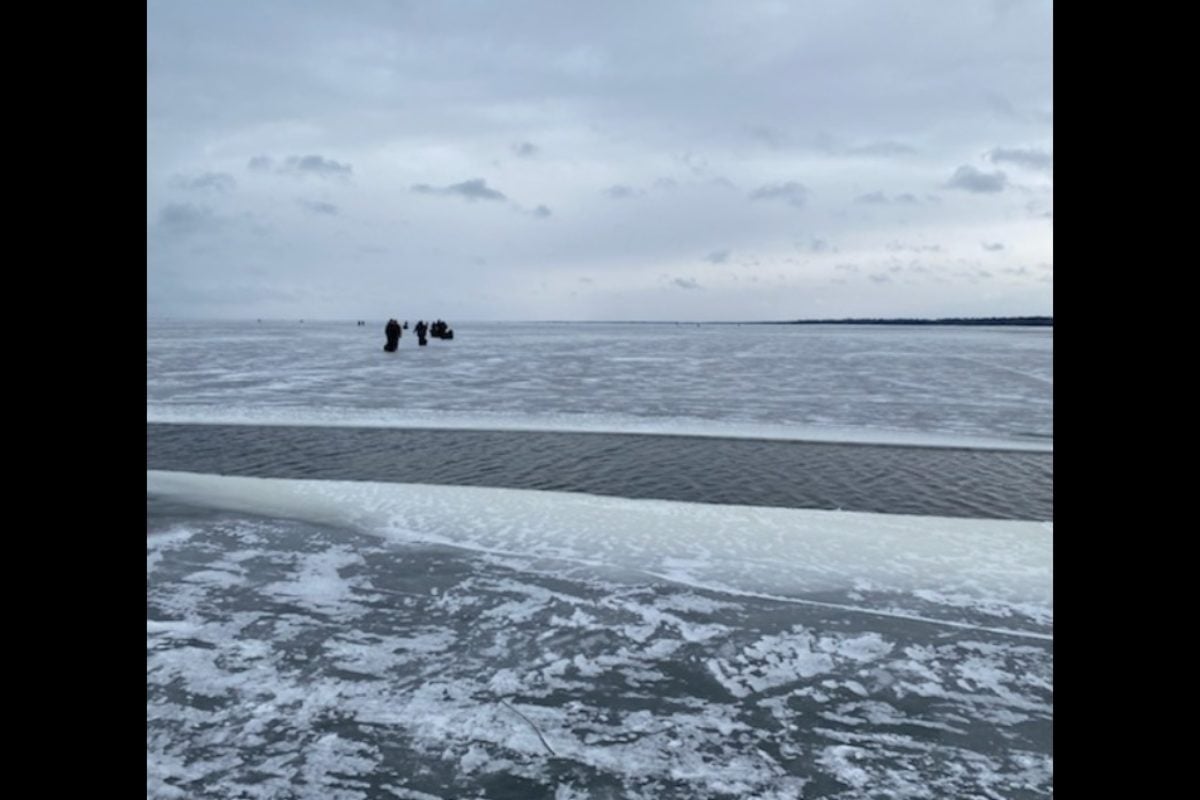 Auf dem Upper Red Lake in Minnesota steckten 200 Angler auf einer treibenden Eisscholle fest, die sich gelöst hatte. Foto: Beltrami County Sheriff's Office