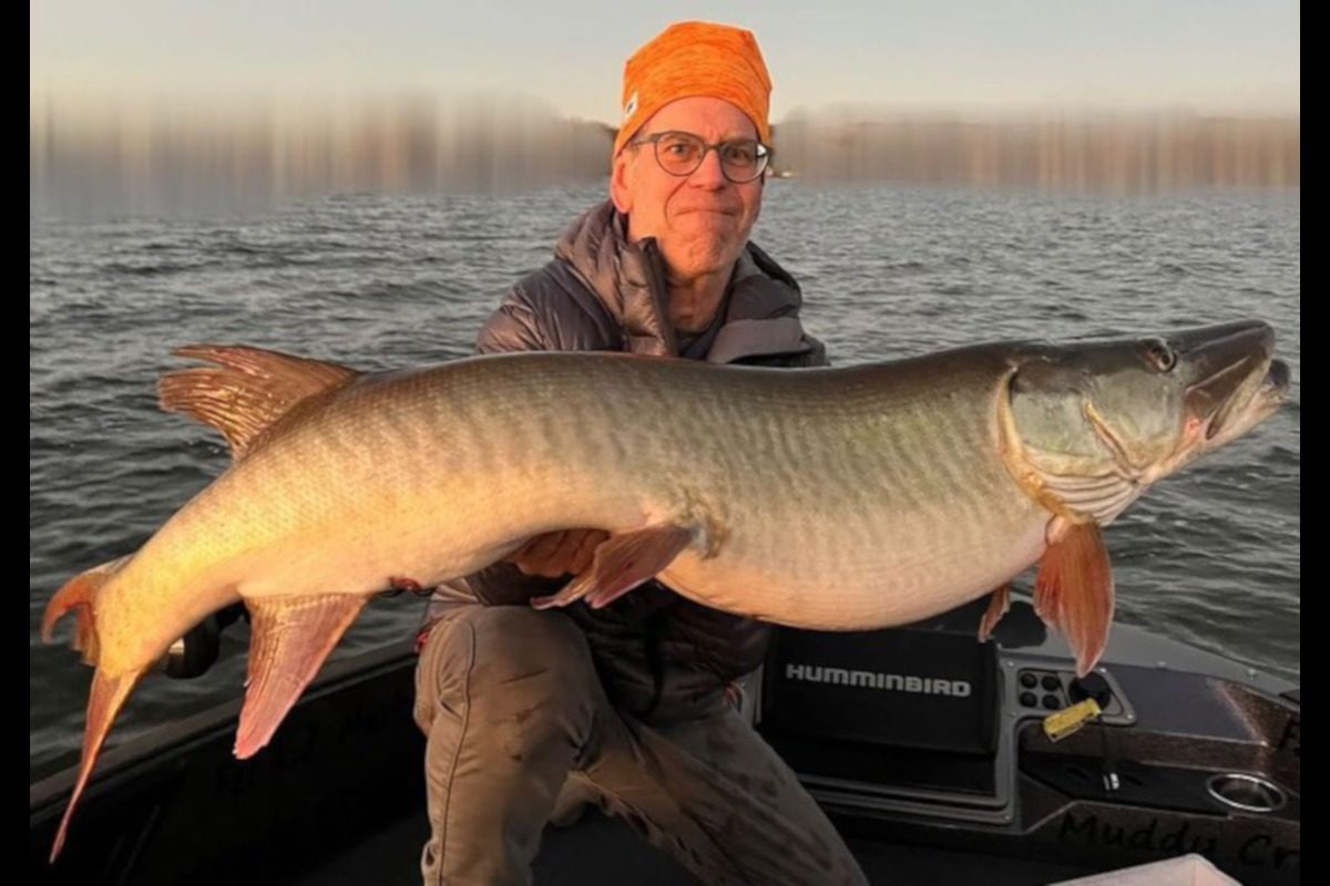 Der Angler Bill Swanson aus dem US-Bundesstaat New York fing beim Schleppen den größten Musky seines Lebens. Foto: Hogan’s Hut (via Facebook)