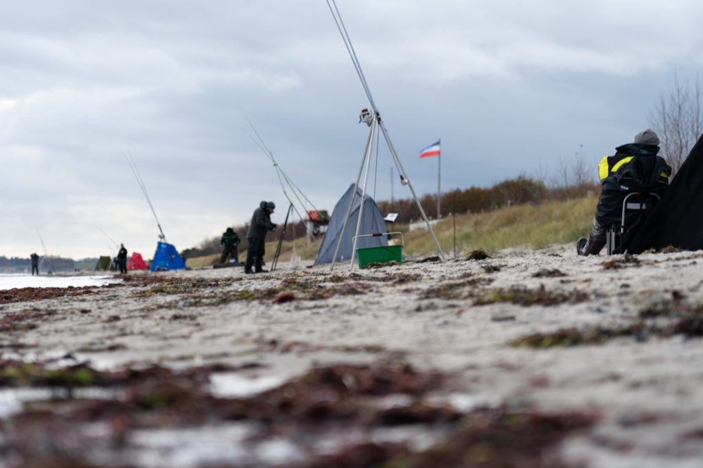 Für die Teilnehmer ging es zwischen den Versteigerungen zum gemeinsamen Angeln an den Strand. Foto: Doc and Friends Cup