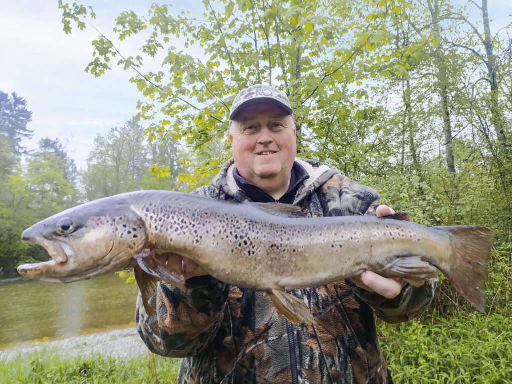 Diese 66 cm lange Bachforelle stammt aus der Alz am Chiemsee.