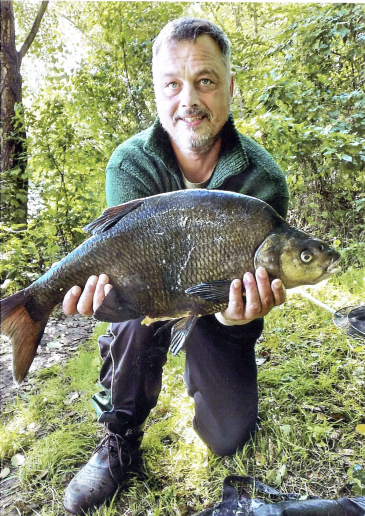 Michael Fath fing diesen 76 cm langen Brassen beim Karpfenangeln.