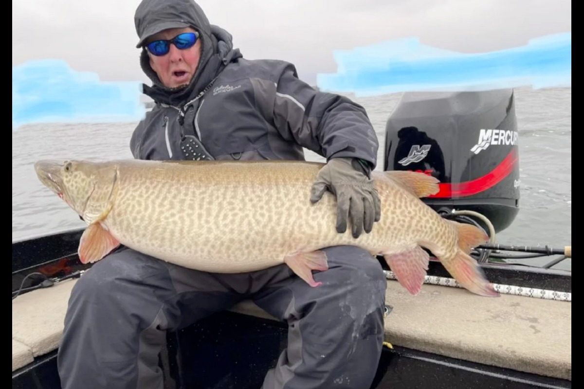 Ron Hedsand präsentiert seinen 27 kg schweren Musky – einen der größten, die je in Wisconsin gefangen wurden. Foto: J. Vieau / Door County Pulse