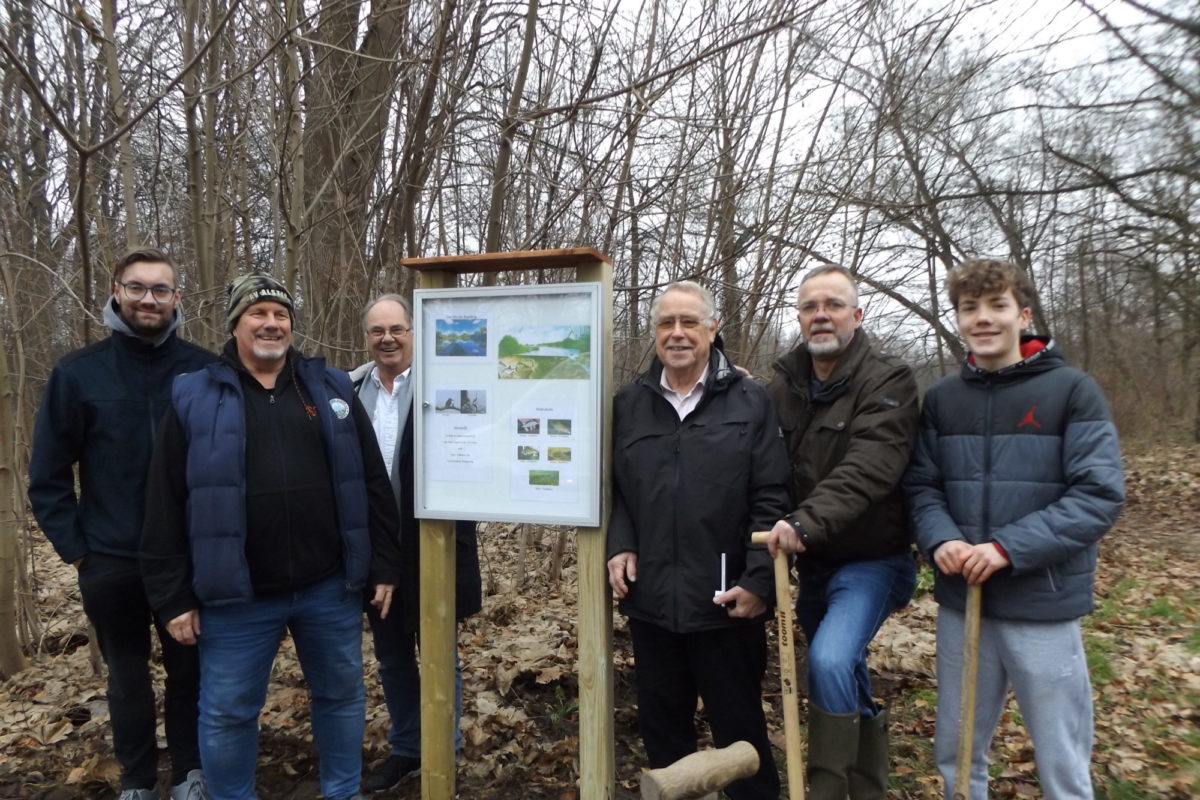 Gemeinsam mit dem Angelverein Alster ermöglichte die CDU Hamburg/Farmsen-Berne einen Schaukasten am Tegelsee. (v.l.n.r.) Felix Nanns (1.Vorsitzender Angelverein AV-Alster), Stephan Nanns (2.Vors.AV-Alster), Ralf Niemeyer (CDU HH Farmsen-Berne), Gerald Neubauer (CDU HH Farmsen-Berne), Ralf Kanstorf (CDU HH Farmsen-Berne), Henrik Kanstorf (Schüler-Union und ehemaliger Schüler der Grundschule Traberweg, jetzt Gymnasium Farmsen). Foto: R. Kanstorf