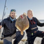 Horst Hennings (rechts) und Alexander Seggelke vom DAFV (links) freuen sich über einen dicken Steinbutt, den sie auf Sylt fangen konnten. Foto: Waldemar Krause