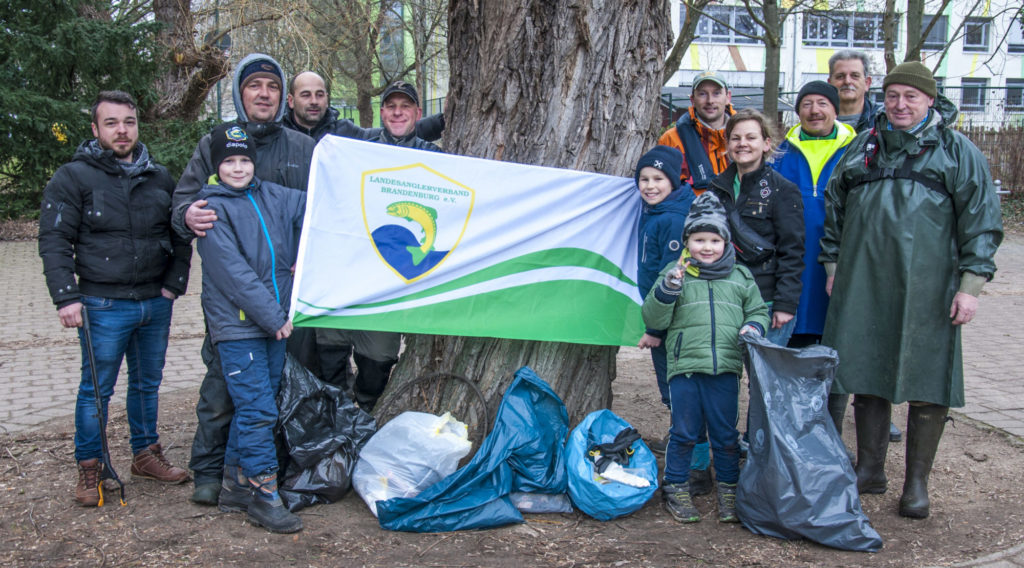 Angler halten ihre Umwelt in Ordnung! Foto: Marcel Weichenhan / LAVB