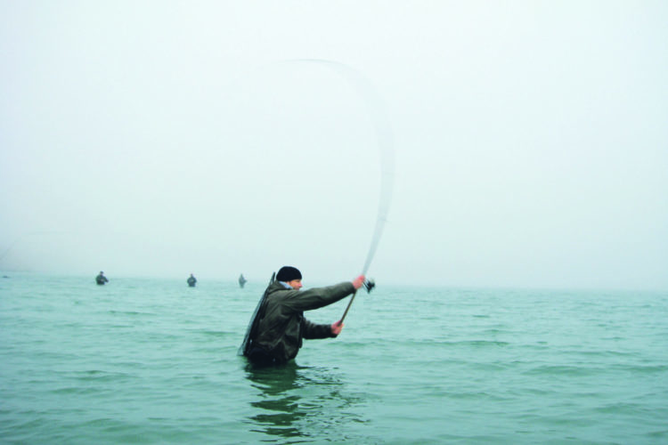 Jedes Jahr fahren zahlreiche Angler an die Küste, um in der Ostsee auf Meerforelle und Plattfisch zu angeln. Foto: Frank Schlichting