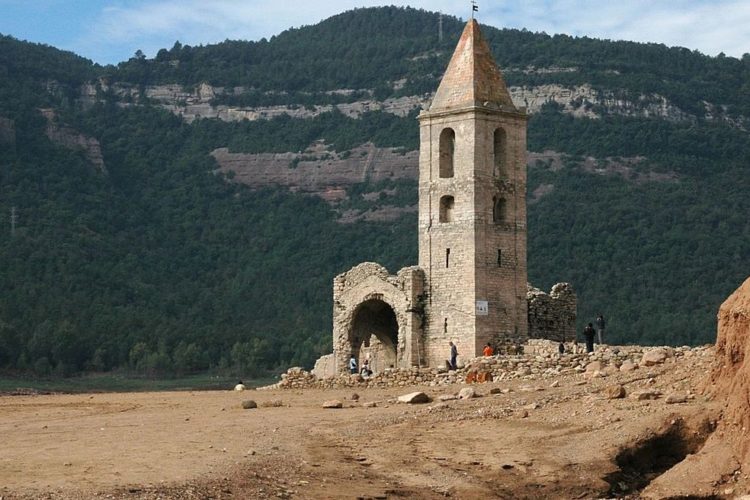 Die Kirchenruine Sant Romà de Sau ist normalerweise im Stausee versunken. Das Wasser steht so niedrig, dass sie wieder frei liegt. Foto: Wikimedia Commons