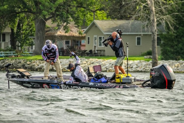 Barron Adams (Mitte) war der Gewinner der National Professional Fishing League – bis man bemerkte, dass er beim Turnier keinen gültigen Angelschein hatte. Foto: B. Adams (via Facebook)