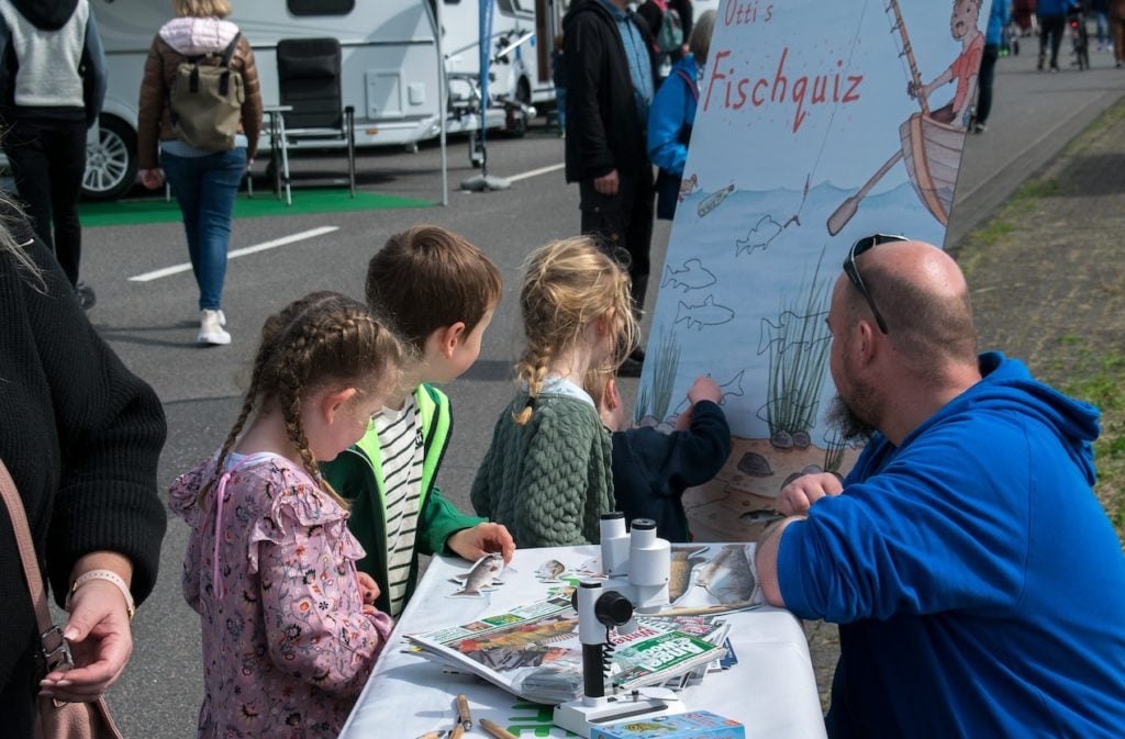 Spielerisch erlernen die jungen Standbesucher von „Otti´s Fischquiz“ gemeinsam mit dem Jugendreferenten des Fischereiverband NRW (Klaus Tekloth) die unterschiedlichen Süßwasserfischarten.