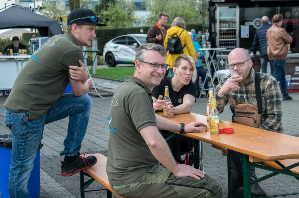 Hauptinitiator der Reeser „Angelwiese“ James Wright (Mitte) freut sich über die zahlreichen Besucherinnen und Besucher.