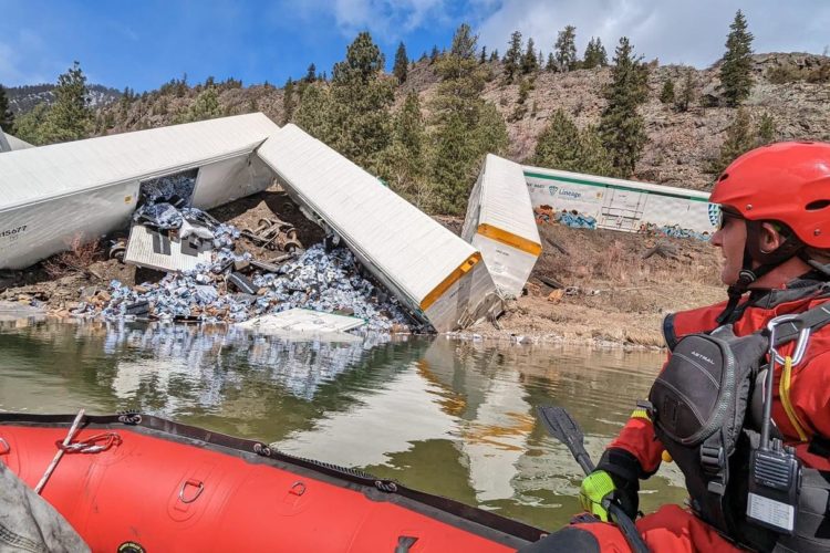 Der Güterzug hatte zahllose Kisten Bier geladen, die in den Montana River fielen. Ein Waggon mit Flüssigbutan blieb zum Glück unbeschädigt. Foto: PPRFD via Facebook