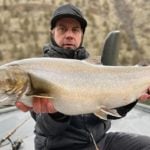 Der Angler posierte mit der Stierforelle (Bull Trout), entließ sie dann aber wieder in die Freiheit. Der Fisch hätte ein Rekord sein können. Foto: R. Mijaski