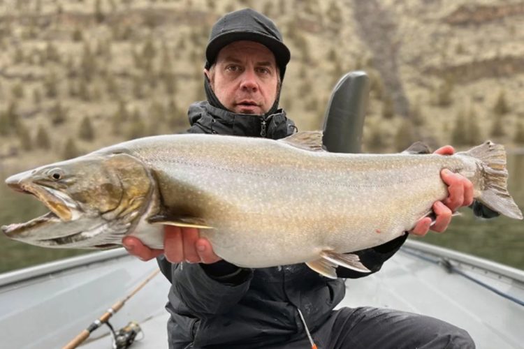 Der Angler posierte mit der Stierforelle (Bull Trout), entließ sie dann aber wieder in die Freiheit. Der Fisch hätte ein Rekord sein können. Foto: R. Mijaski