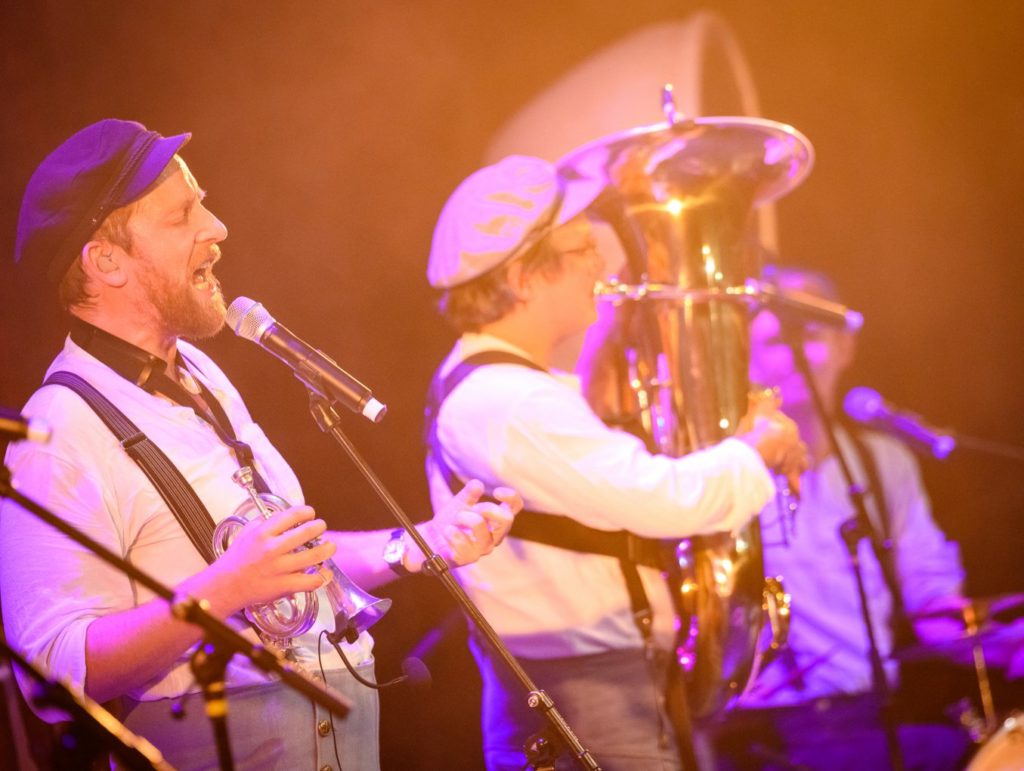 Die Band Albers Ahoi sorgt auf der Fishing Masters Show für Stimmung. Foto: FMS