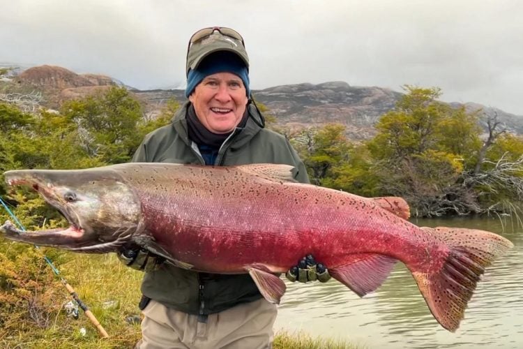 Angler mit Königslachs in Argentinien