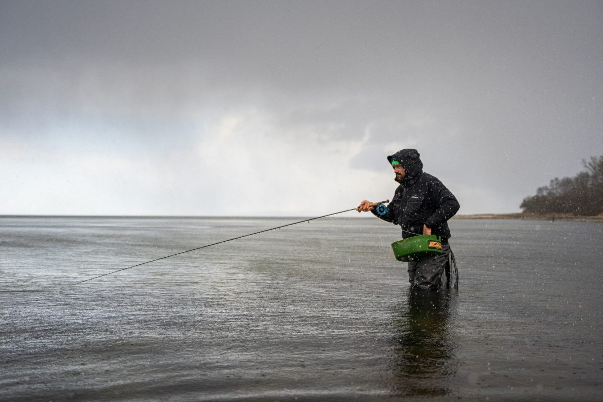 Fliegenfischer an der Ostsee. Die Küste ist ein beliebtes Revier für das Angeln auf Meerforellen und Plattfische. Foto: Florian Pippardt