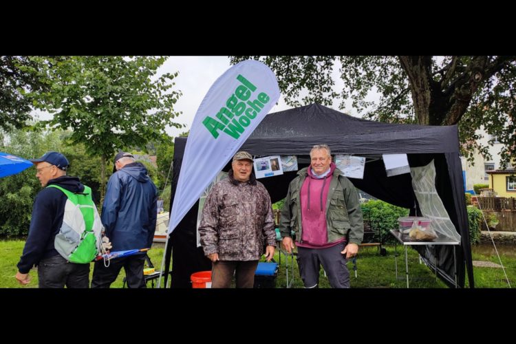 AngelWoche-Redakteur Thomas Pruß (links) und Aalspezialist Dirk Schweda sind durchgeweicht vom Regen, aber hochzufrieden mit der Veranstaltung.