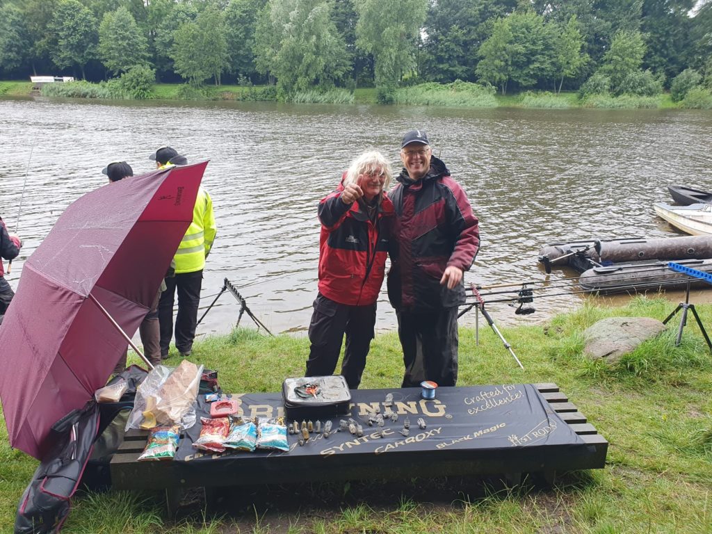 Veranstalter Jörg Ovens (links) mit Friedfischspezialist Rüdiger Hansen.