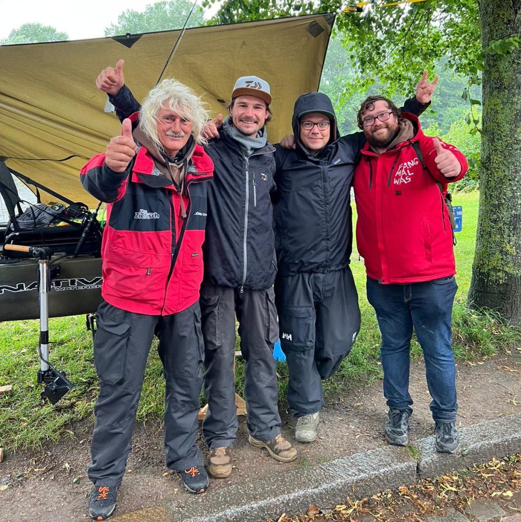 Regenfest verpackt, aber happy: Veranstalter Jörg Ovens, Spezialist fürs Kajakangeln Adrian Prus, Kameramann Oliver Krage und Janne Ovens.