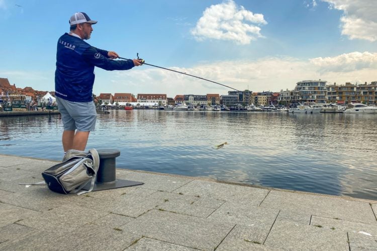 Angler im Hafen von Waren an der Müritz. Für das Gewässer gelten einige neue Bestimmungen.