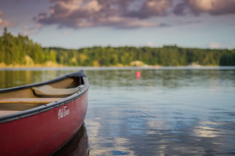 Kein Angler hat es gern, wenn ihm ein Bootsfahrer in die Schnüre fährt. Aber deswegen gleich zur Waffe greifen?