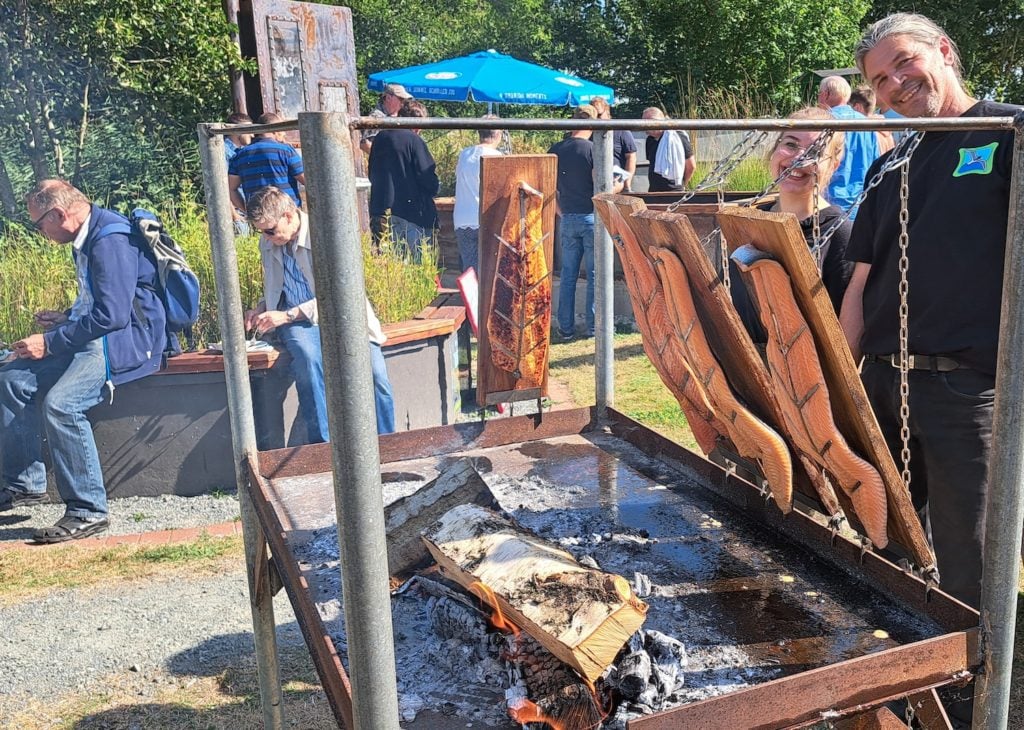 Flammlachs ist eine der kulinarischen Spezialitäten am Tag des Fisches.