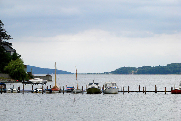 Vejle Fjord in Dänemark: Kleine Boote an einem Steg