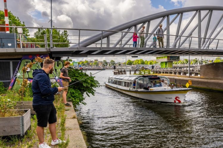 Nach einem abgeschmetterten Verbotsversuch bleibt das Angeln in Amsterdam weiterhin erlaubt.